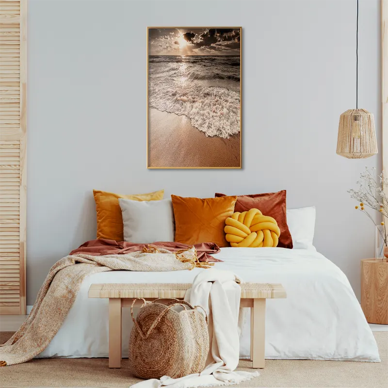 Poster déco plage paradisiaque vagues avec cadre doré dans une chambre