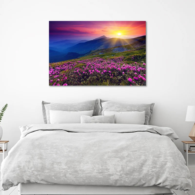 Tableau mural d'un coucher de soleil en montagne accroché dans une chambre