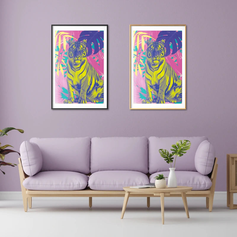 Poster décoratif d'un tigre avec des couleurs exotiques accroché dans un salon