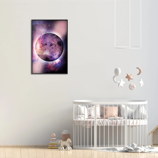 Poster encadré Planète Violette dans le chambre d'un enfant