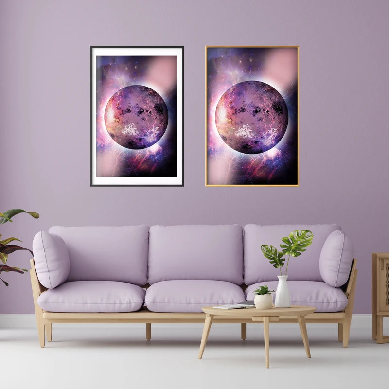 Poster encadré Planète Violette dans un salon