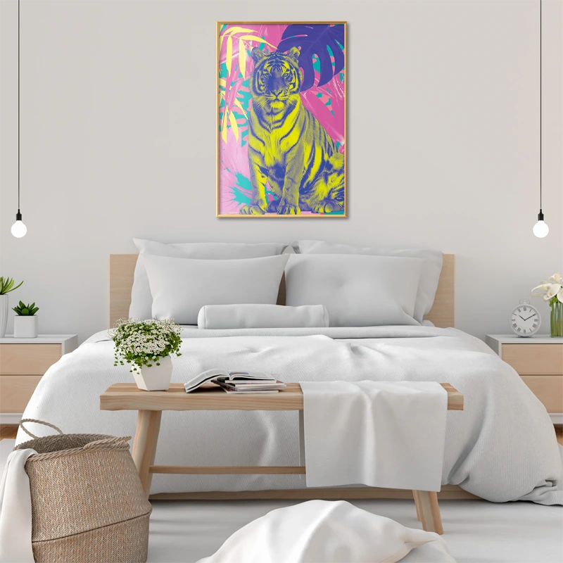 Poster encadré avec Tigre aux Couleurs Exotiques accroché dans une chambre