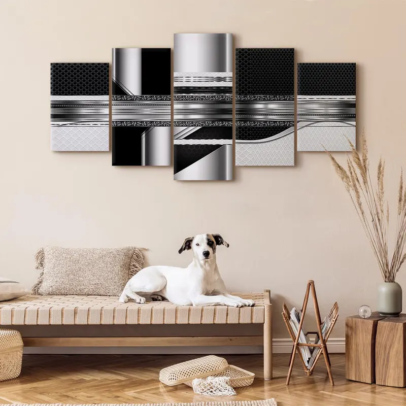 Tableau déco abstrait noir argent accroché dans la pièce à vivre