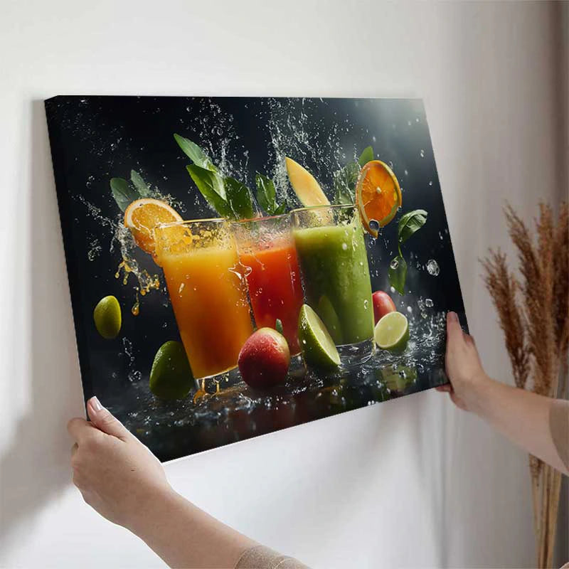 Tableau déco avec des Verres deSmoothies Glacés accroché dans une cuisine