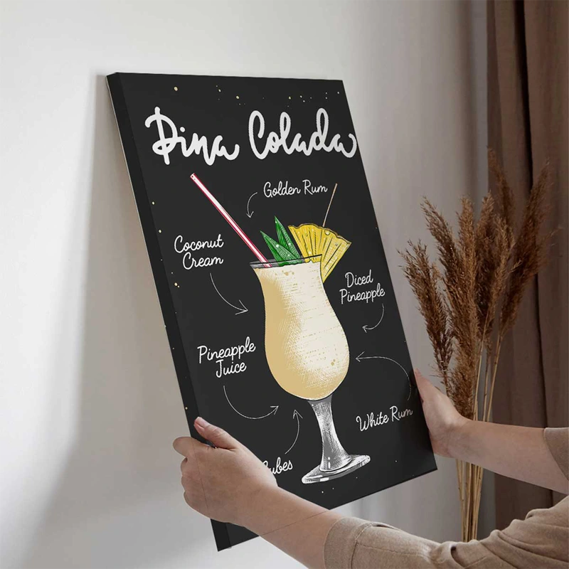Tableau sur toile de la recette du Cocktail de la Pina Colada accroché dans une cuisine
