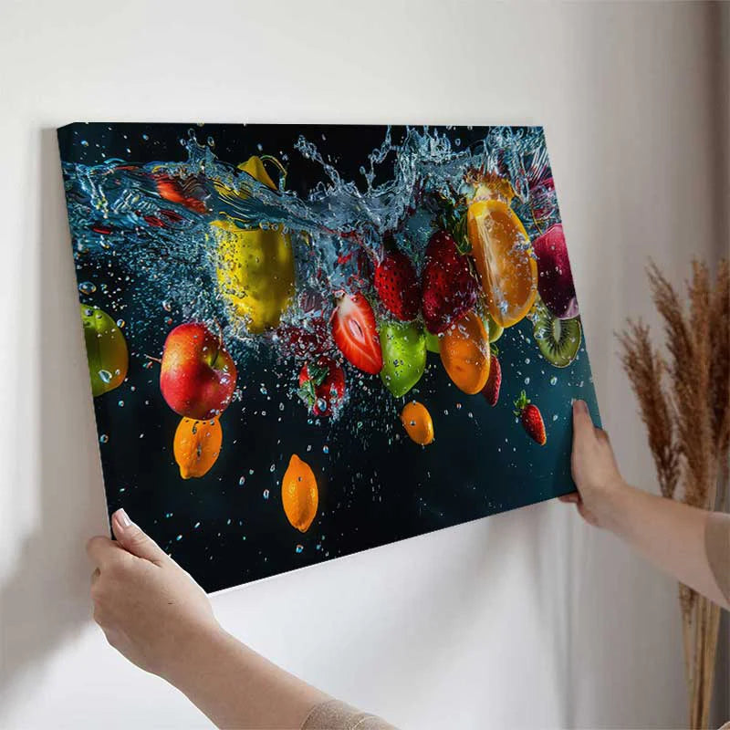 Tableau sur toile avec des Fruits dans l’eau accroché dans uen cuisine
