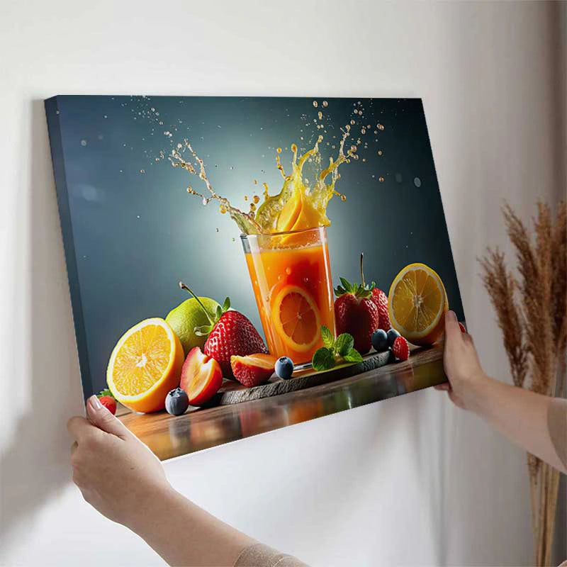Tableau sur toile avec Jus d'Agrumes et Fruits Rouges accroché dans une cuisine