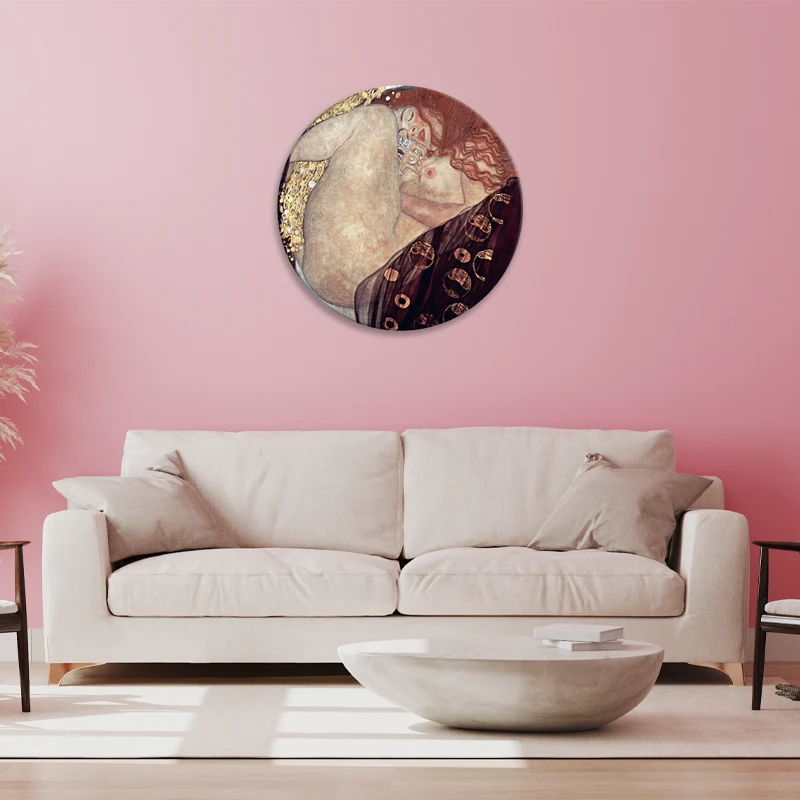 Tableau sur toile au format rond Danaé de Gustav Klimt dans un salon