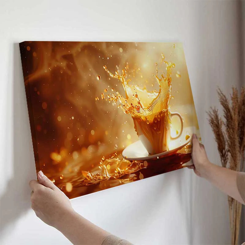 Tableau sur toile d'une Tasse de Café Dorée ccroché dans une cuisine