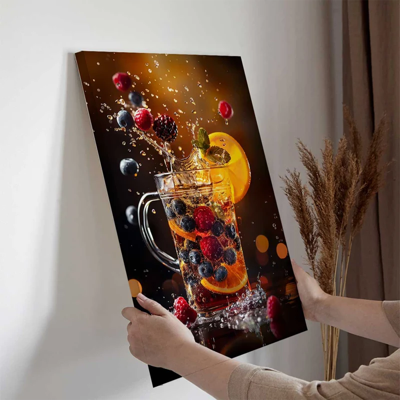 Tableau sur toile d'une Tasse d’eau Fruitée Gourmande accroché dans une cuisine