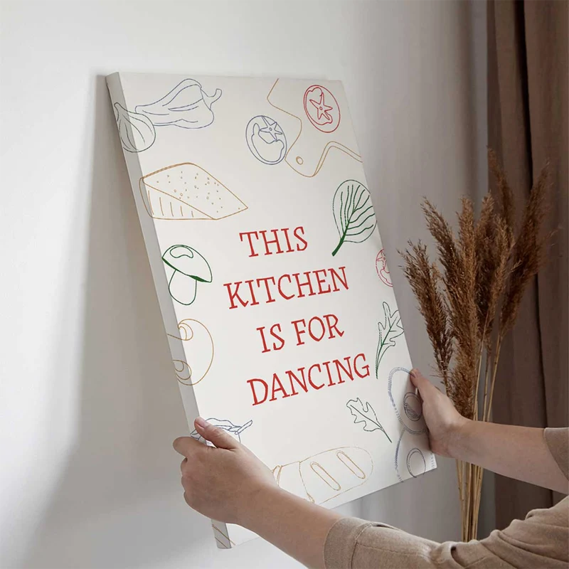 Tableau sur toile This Kitchen is for Dancing accroché dans une cuisine