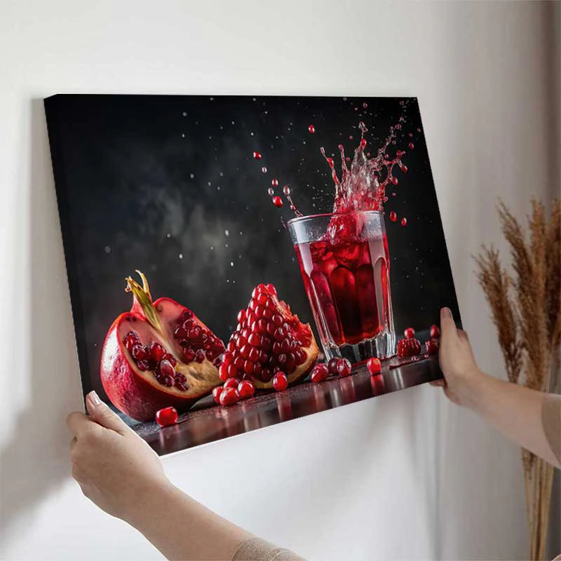 Toile Déco avec une Grenade Juteuse accrochée dans une cuisine