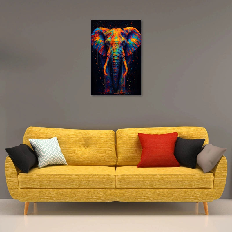 Toile décorative d'un Éléphant Coloré fixé dans un salon au-dessus d'un canapé