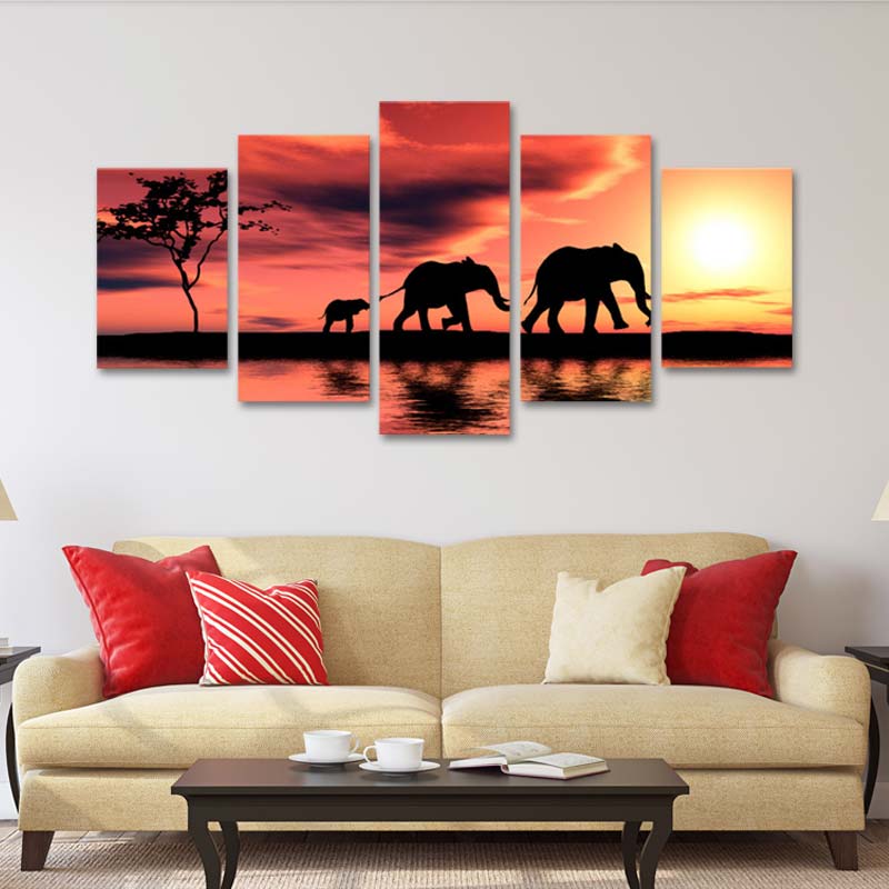 Tableau Famille Éléphant en 5 panneaux dans un salon